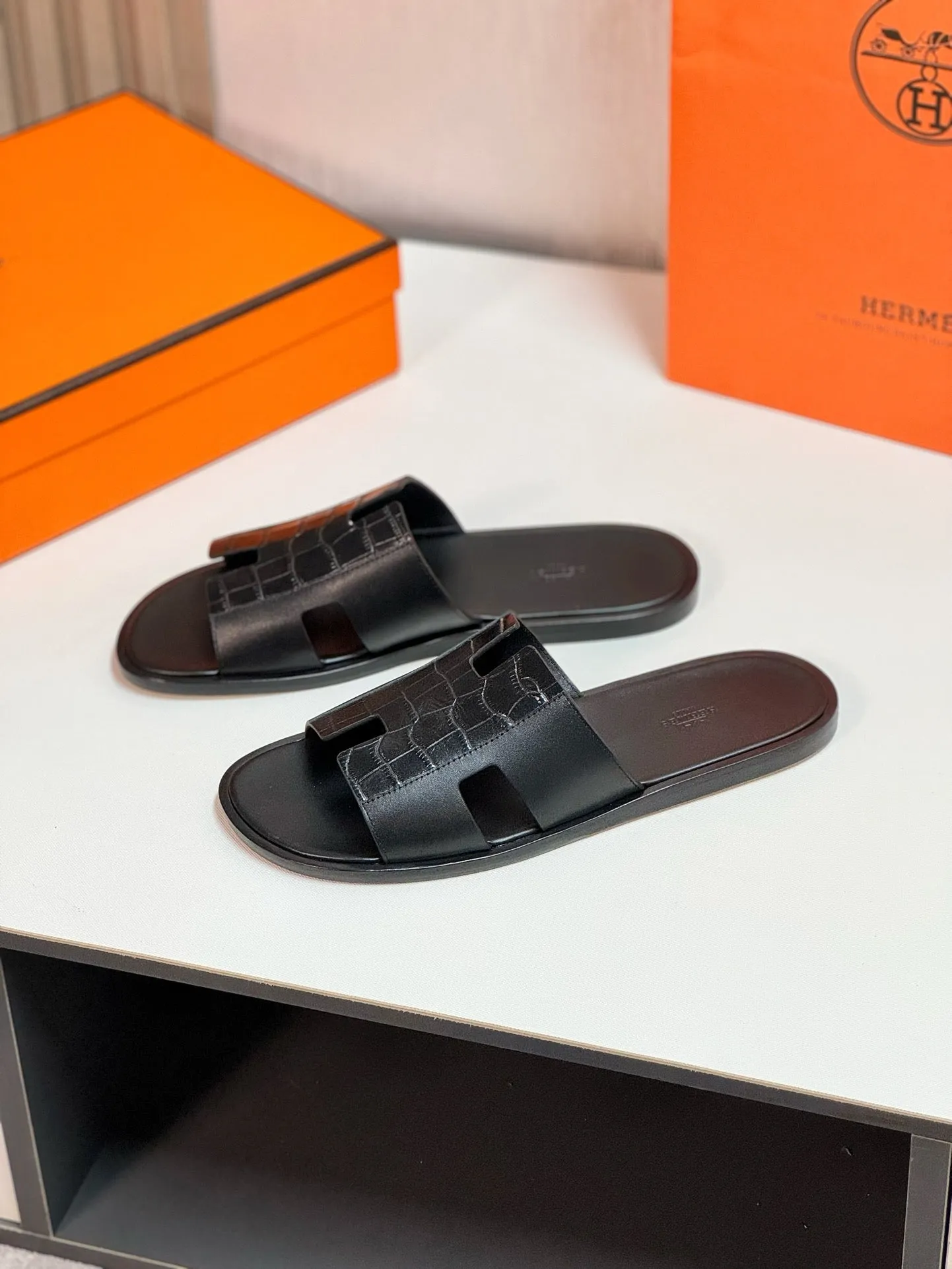 IZMIR SANDAL BLACK LAMBSKIN WITH PATTERNS